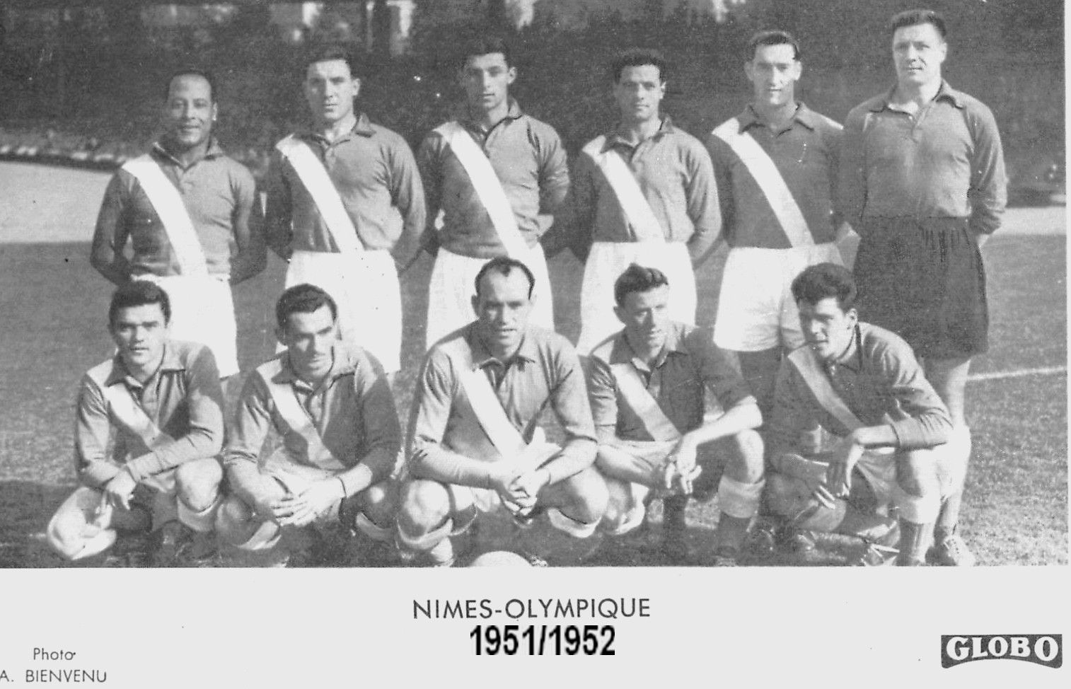 Ancien Fanion Nîmes Olympique Dédicacé – Vintage Années 80 (signé)