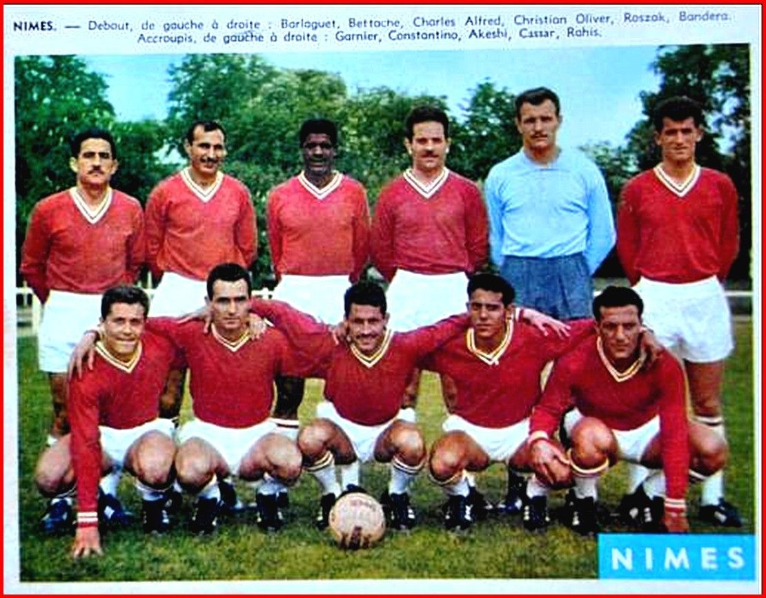 Ancien Fanion De Football Nîmes Olympique - Pièce Vintage De Collection